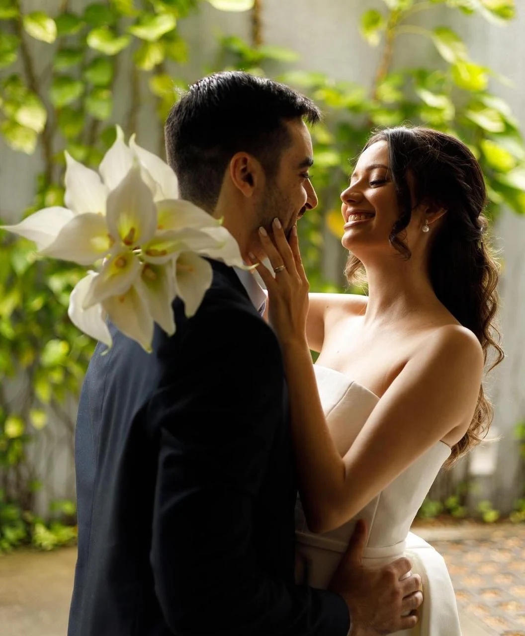 Casal de noivos celebrando sua união